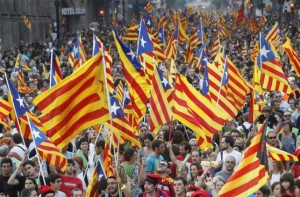 La vicepresidenta del Gobierno, Soraya Sáenz de Santamaría, dijo el jueves que el Ejecutivo utilizará todos los mecanismos a su alcance para impedir que Cataluña celebre un referéndum sobre su independencia. En la imagen de archivo, manifestatnes catalanes durante una marcha con banderas independentistas por el centro de Barcelona el pasado 11 de septiembre de 2011. REUTERS/Albert Gea